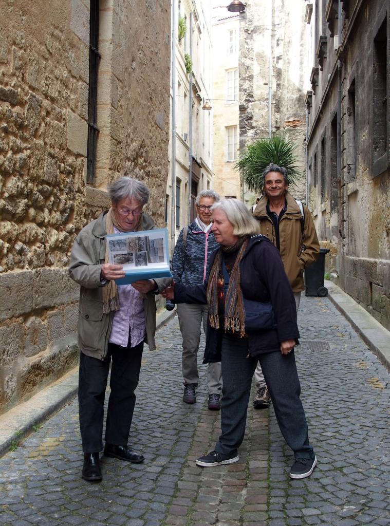 Rue du Muguet : si étroite qu'on peut toucher les deux côtés en même temps