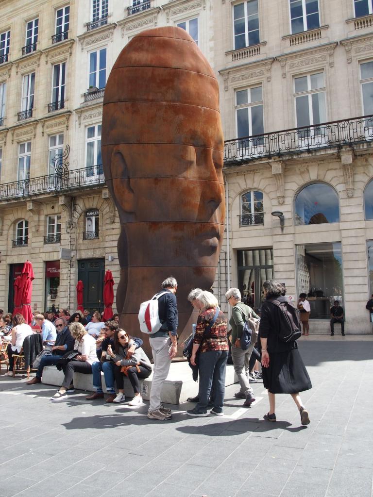 Sculpture sur la place de la Comédie