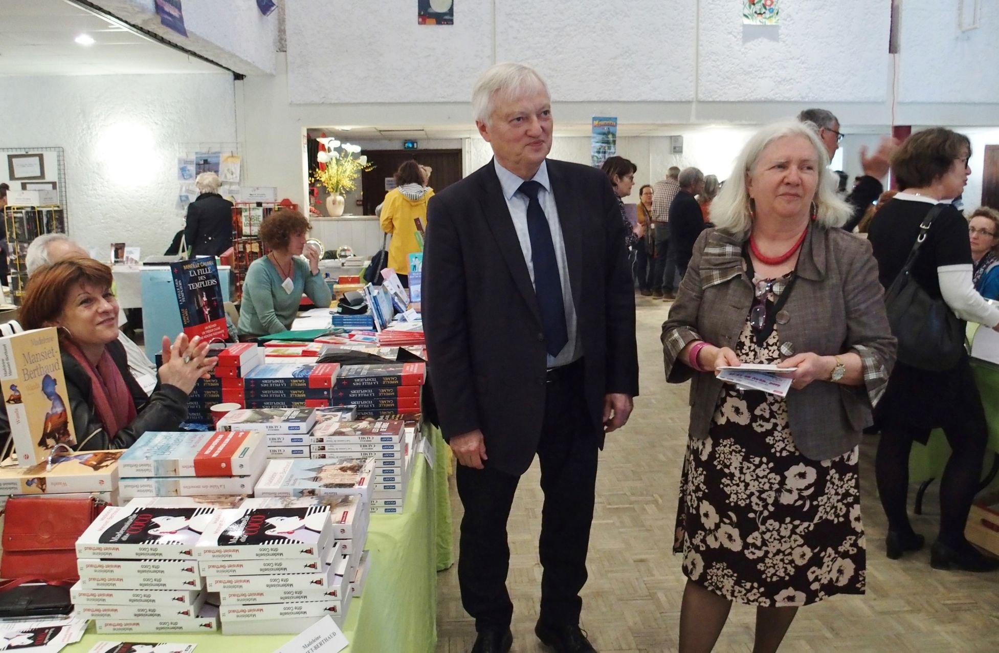 Xavier Pintat et Nicole Nadau devant la librairie L'hirondelle